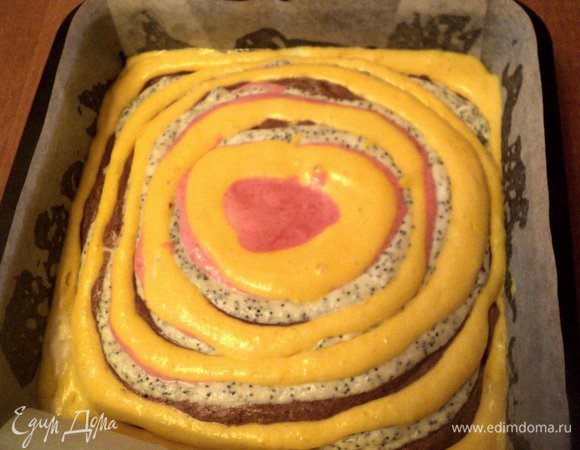 Форму для выпечки застелить пергаментом, смазать маслом. По центру формы выкладывать поочередно по 2 ст. ложки теста: желтого, шоколадного, макового, розового. Затем форму несколько раз резко крутануть по часовой стрелке, что бы тесто равномерно распределилось по форме.