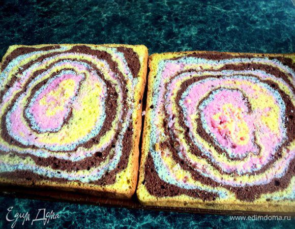 Выпекать при температуре 180 градусов 45 минут. Готовый бисквит охладить на решетке и разрезать на 2 части (кстати, это был самый интересный и долгожданный момент!)))