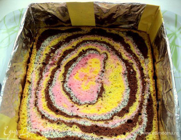 Одну часть бисквита положить в форму или на блюдо, установив бортики.