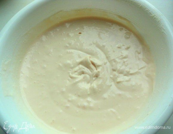 1 пачку желе (вишневого) растворить в 180 мл горячей воды. Сладкие творожные сырки взбить миксером, добавив в конце растворенное желе. Суфле также можно приготовить на основе сметаны или сливок.