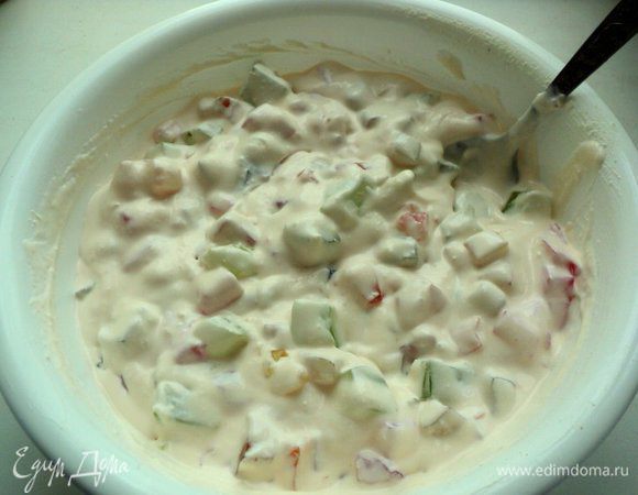 Добавить в сырковую массу кубики желе, перемешать