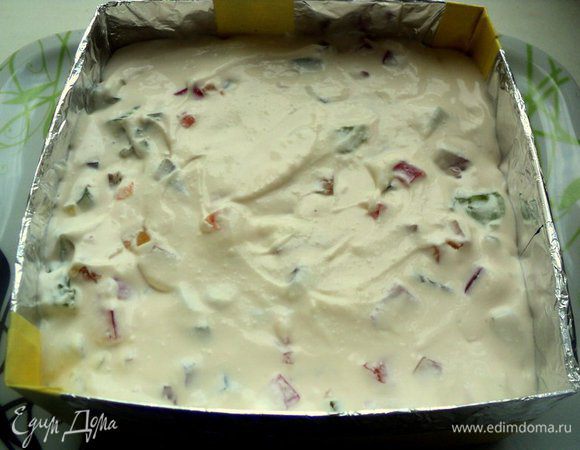 И вылить крем-суфле на бисквит в форме, разровнять ложкой.