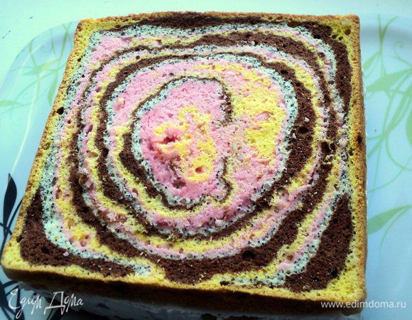 Накрыть вторым пластом бисквита, красивым срезом вверх. Поставить в холодильник на 4-6 часов для застывания.С застывшего пляцка снять бортики.