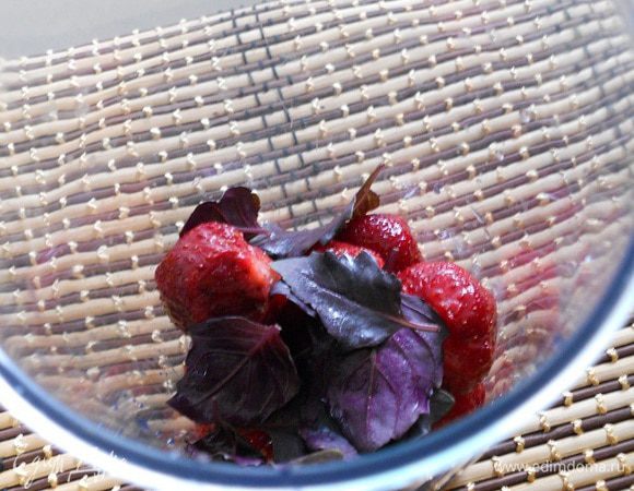 Клубнику и базилик пропустить через блендер.