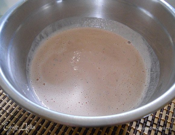 Клубнику с базиликом ввести в сливочную смесь, перемешать и поставить в морозилку. Через час взбить массу венчиком и поставить в морозилку.