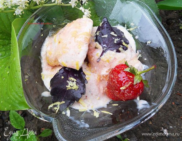 В креманку выложить мороженое, полить лимонной карамелью, украсить базиликом и клубничкой. Приятного аппетита.