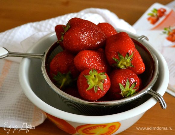 Ягоды клубники вымыть, очистить от хвостиков. Отложить 4 ягоды для украшения... 