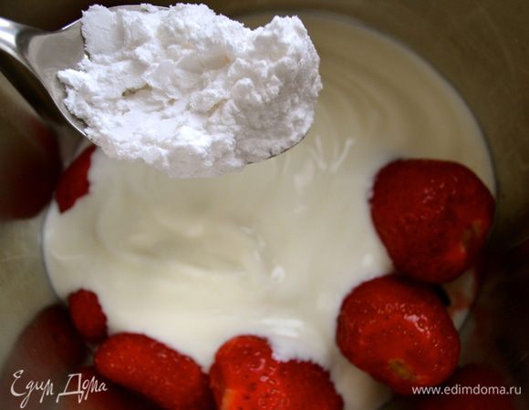 Половину ягод клубники положить в чашу блендера (миксера), добавить йогурт, столовую ложку сахара (я положила столовую ложку сахарной пудры)... 