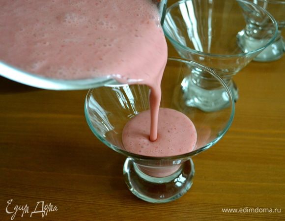 Получившуюся массу разлить в 4 стеклянных бокала (чаши)...