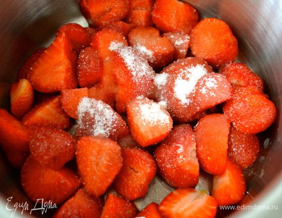 В небольшую кастрюльку положить оставшуюся половину клубники, столовую ложку сахара и сок лимона. 