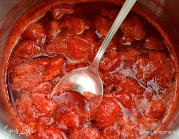 Проварить ягоды на слабом огне 10 минут. Затем снять с огня и взбить в миксере до однородного состояния. 