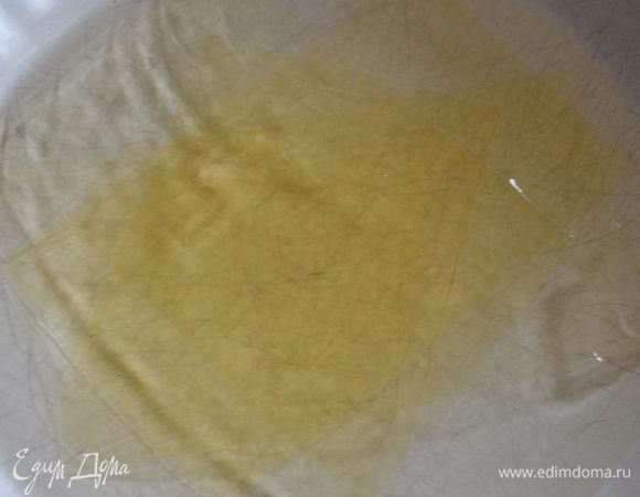 Тем временем, листья желатина замочить в теплой воде.