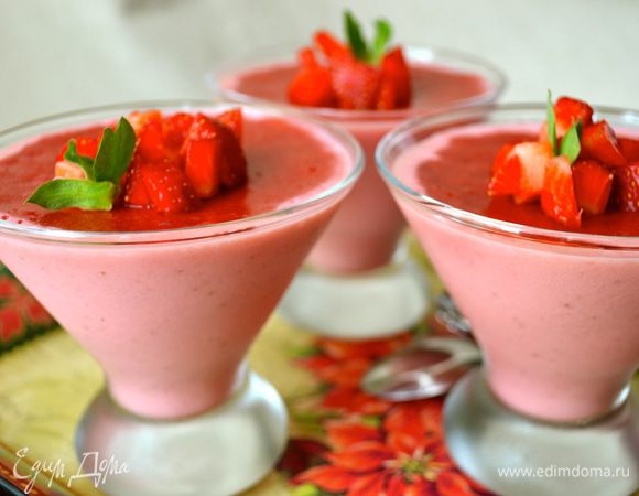 Аккуратно полить полученным ягодным соусом десерт из йогурта. И поставить бокалы в холодильник минимум на 2 часа.   