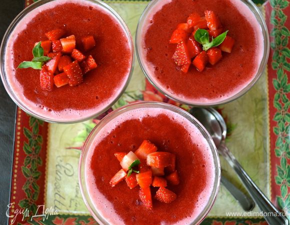 Порезанными ягодами украсить уже непосредственно перед подачей десерта... )))