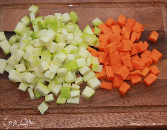 Цукини, лук, перец, тыкву вымыть. Из перца удалить сердцевину. Овощи нарезать маленькими кубиками. 