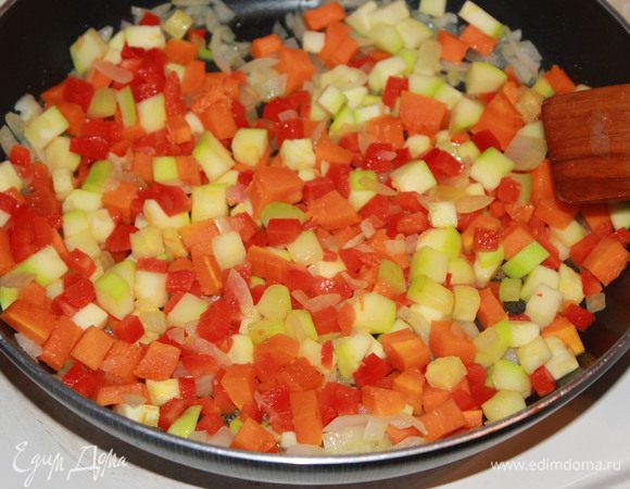 Обжаривать овощи в 2 столовых ложках разогретого растительного масла до готовности овощей. 