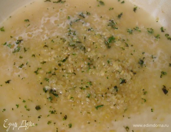 Смешать в глубокой сковородке булгур с 1 ст.л. оливкового масла и зеленью. Залить одой или овощным бульоном так, чтобы булгур был полностью покрыт водой. Варить под крышкой на слабом огне 20-25 мин. (до готовности булгура), при необходимости добавлять воду.