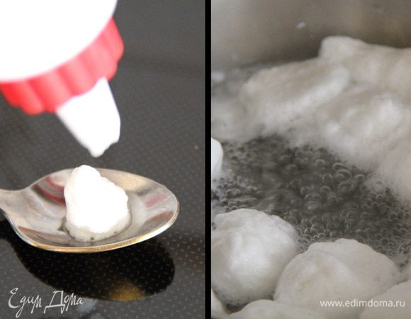 К этому времени вода должна закипеть. Если она сильно бурлит, убавьте огонь до состояния активных пузырьков - сильно кипеть вода не должна. Делаем "облачка". Белки можно брать чайной ложкой и складывать в воду, а можно отсаживать из шприца на ложку, чтобы добиться более красивой формы. Чтобы свариться, им достаточно буквально 15 секунд. Готовые облачка складываем на тарелку.