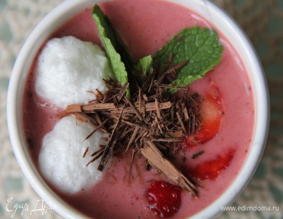 Собираем десерт: наливаем в кружки клубничное пюре, добавляем пару "облачков", половинку нарезанной клубники, листики мяты и шоколадную стружку. Поставить в холодильник минут на 15, после чего можно наслаждаться нежным прохладным вкусом )