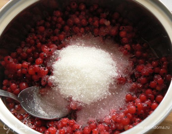 В сотейник поместить ягоду, добавить100 мл воды, сахар, поставить на огонь поварить минуты 3-4, пока  не закипит и не растворится сахар