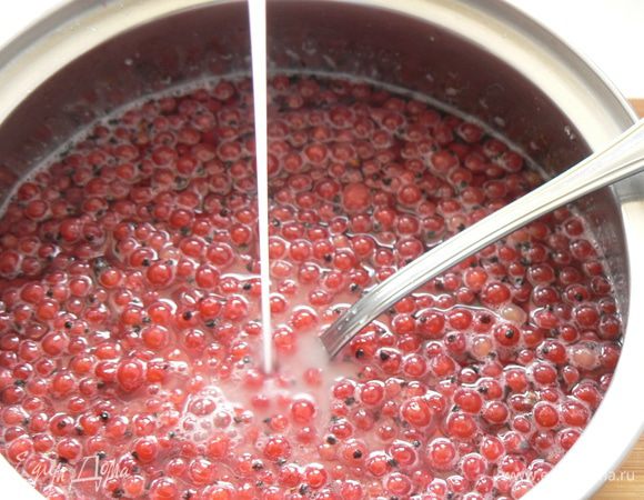 в оставшейся воде растворите крахмал,и влейте тонкой струйкой в ягоду,смесь должна загустеть.Снимите с огня.