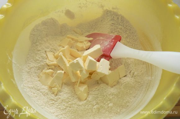 Приготовить тесто. В миску просеять муку, добавить сахар, соль, разрыхлитель, тщательно перемешать. Хорошо охлаждённое масло нарезать на кусочки.