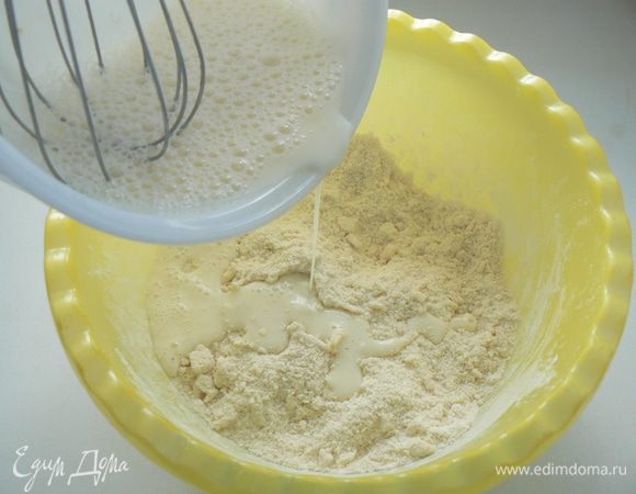  пальцами растереть смесь до мелкой крошки. Взбить молоко с яйцом и вмешать  в тесто. 