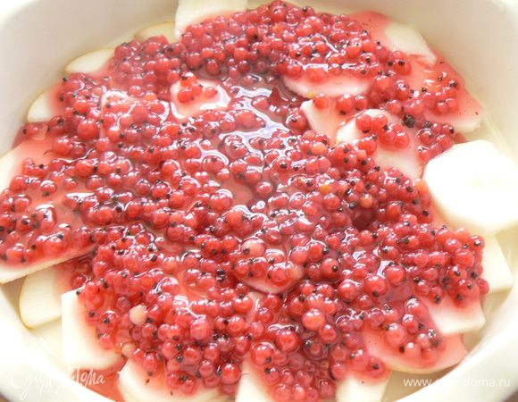 В форму для выпечки выложить порезанные груши,сверху ягоду