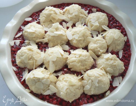 из теста сформировать шарики и уложить на ягодный слой,посыпать миндальными хлопьями, запекать 25-30 мин. до золотистого цвета