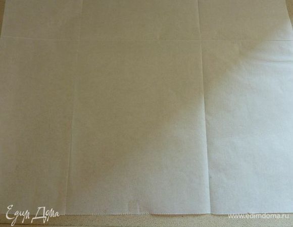 Разогреть духовку на 180 градусов. Сложите большой кусок пергаментной бумаги пополам, и сделать складку по середине открыть и разложить плоско.
