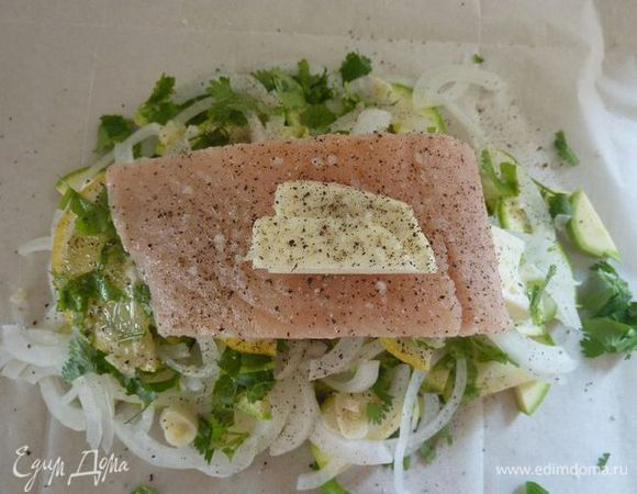 С одной стороны сгиба, разложить кабачок  сверху лук , сливочное масло, укроп, и ломтиками лимон. Приправить солью, перцем. Уложить сверху лосось и сверху кусочек масла, сбрызнуть лимонным соком и приправить солью и перцем.
