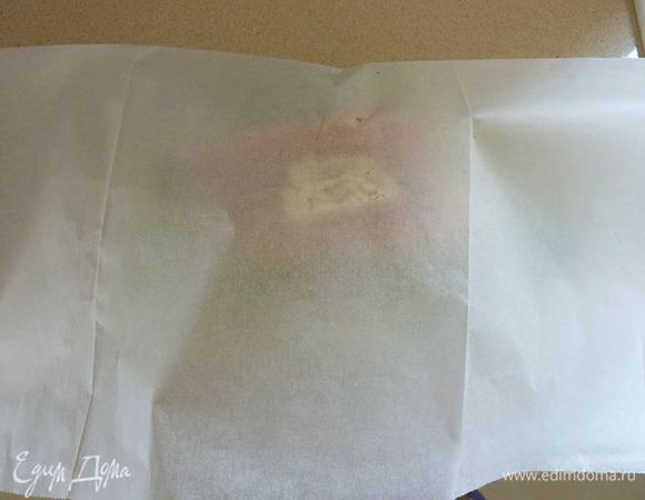 Закрыть второй половиной бумаги и зажать хорошо по краям  для герметизации, получается в форме полумесяца . 