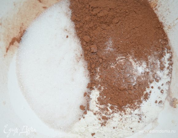 В большую миску просеять муку, какао, разрыхлитель, добавить сахар и соль. Перемешать. 