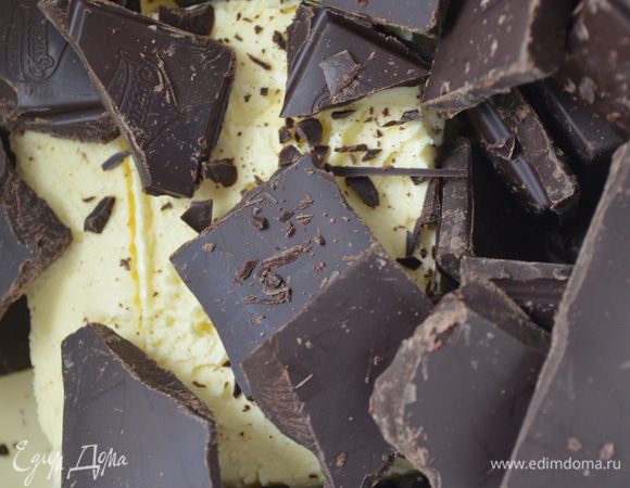 шоколад наломать на кусочки и смешать с маслом, поставить или на водяную баню плавиться или в микроволновку 