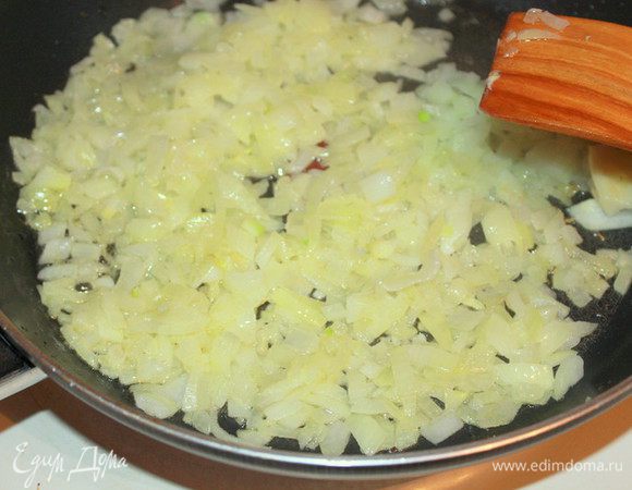 Лук и чеснок очистить и мелко нарезать. Обжарить на сковороде 2-3 минуты на оливковом масле 'pomace olive oil' – масло второго (горячего) отжима!!! 
