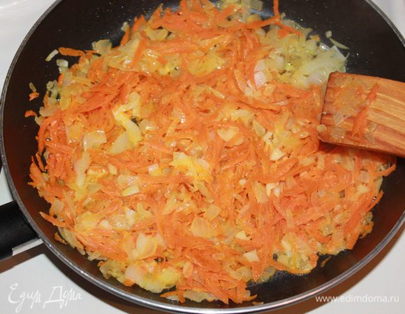 Положить помидоры в собственном соку и тушить вместе с морковью и луком 7 минут. Можно добавить по 1 чайной ложке молотой паприки и тмина. 