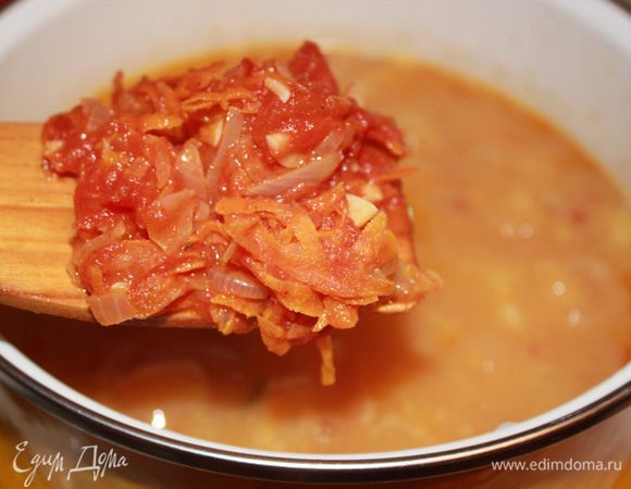 Мясной бульон довести до кипения, положить чечевицу и варить 15 минут на слабом огне. Добавить картофель нарезанный брусочками и варить ещё 15 минут. Затем добавить тушеные овощи, посолить, поперчить и варить 5-7 минут. 