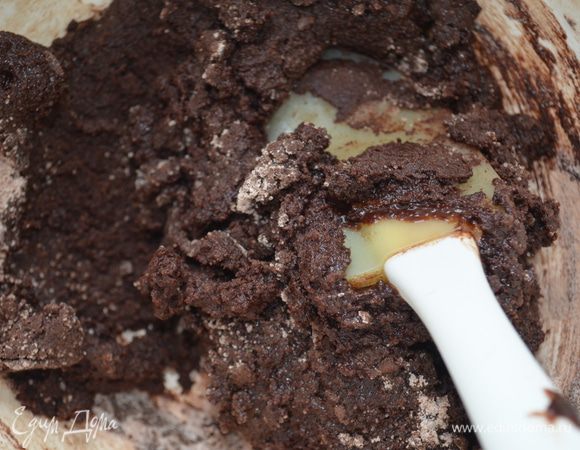 добавить ее в сухую смесь и перемешать