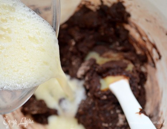 яйца взбить (отдельно) и влить в тесто и все вместе взбить миксером