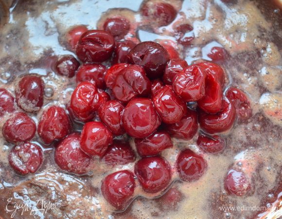 добавляем вишни ( у меня были замороженные, без косточек, воду с них надо естественно слить)