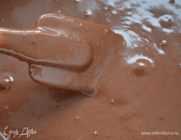 лопаткой тщательно перемешиваем, так чтобы масса стала однородной, шелковистой и гладкой...