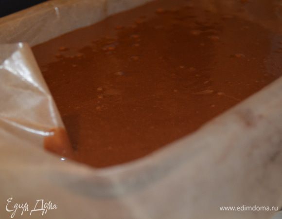 перелить тесто в подготовленную форму - я ее застелила пергаментом, немного смазала маслом. Форма стеклянная - 25х30 см