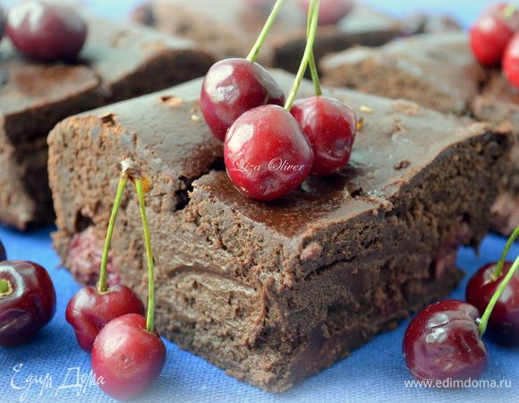 Остудить полностью в форме, аккуратно перенести на доску и нарезать на порционные кусочки. Вкуснее будут наутро, если оставить их на ночь в холодильнике. 