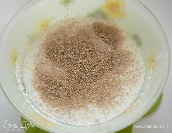 в теплый йогурт добавьте дрожжи