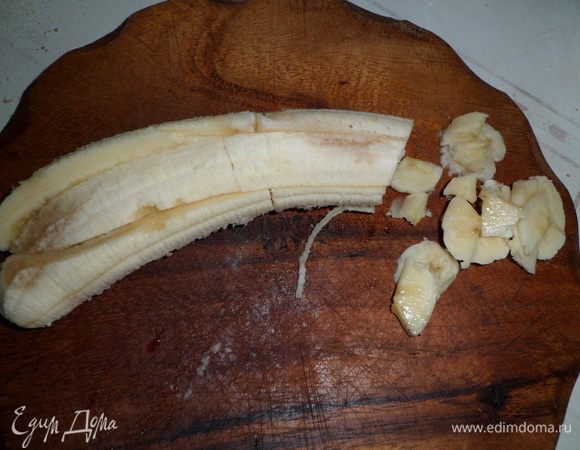 Банан разрезать вдоль на 4 части и мелко порезать.