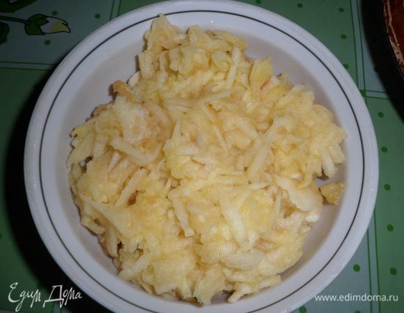 Яблоко потереть на крупной терке и перемешать с бананом.