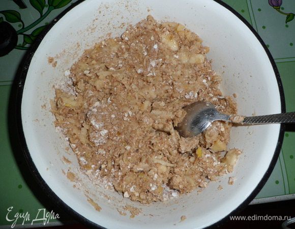 Соединить сухие и мокрые ингредиенты и перемешать. Получится вот такая кашица.