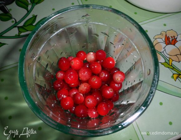Добавить орехи, клюкву и 3 ст.л оливкового масла в кашицу и тщательно перемешать.