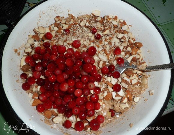 Выстелить противень бумагой для замекания. Ложкой выложить получившуюся кашицу и сформировать плюшки. Выпекать в разогретой до 180 гр. духовке 25 минут.
