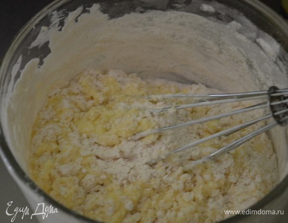 Добавить муку с разрыхлителем и солью. Снова перемешать.